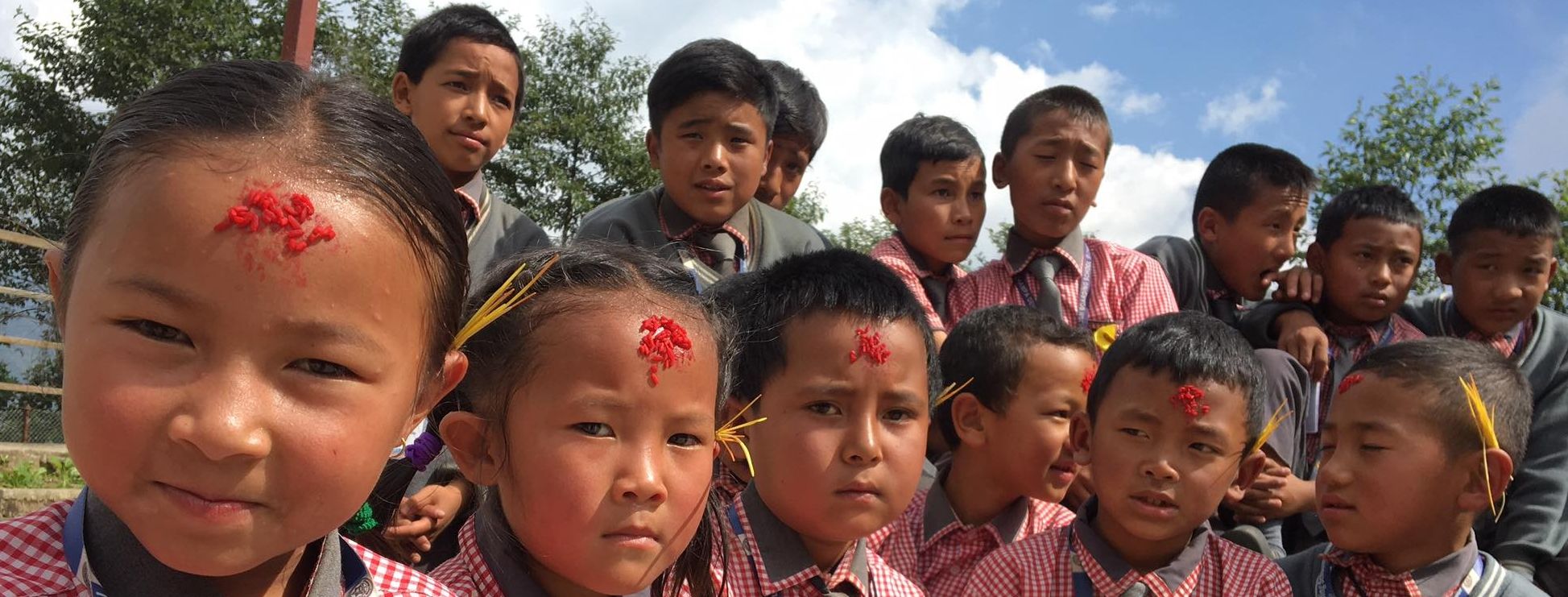 Schulkinder mit Segnung zu Dashain